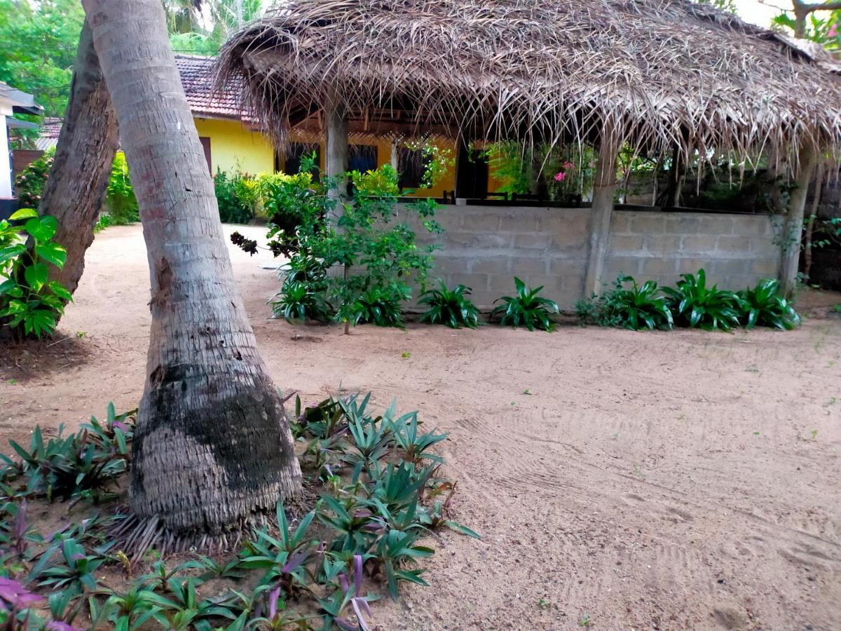 Eastwind Surf Camp Hotel Arugam Bay Buitenkant foto