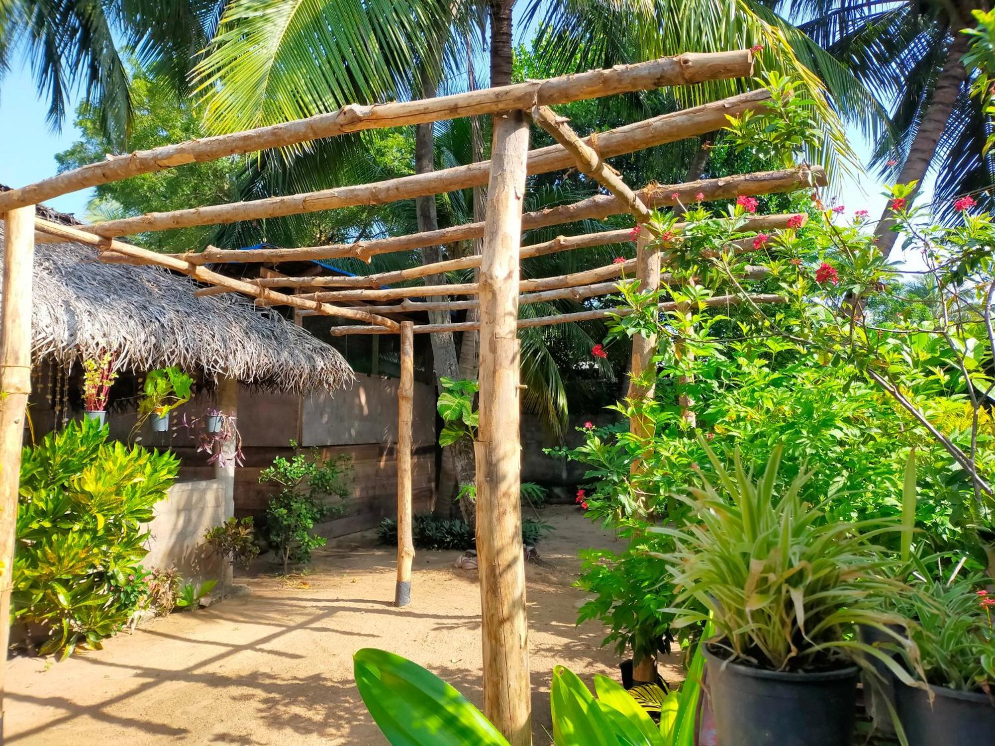Eastwind Surf Camp Hotel Arugam Bay Buitenkant foto